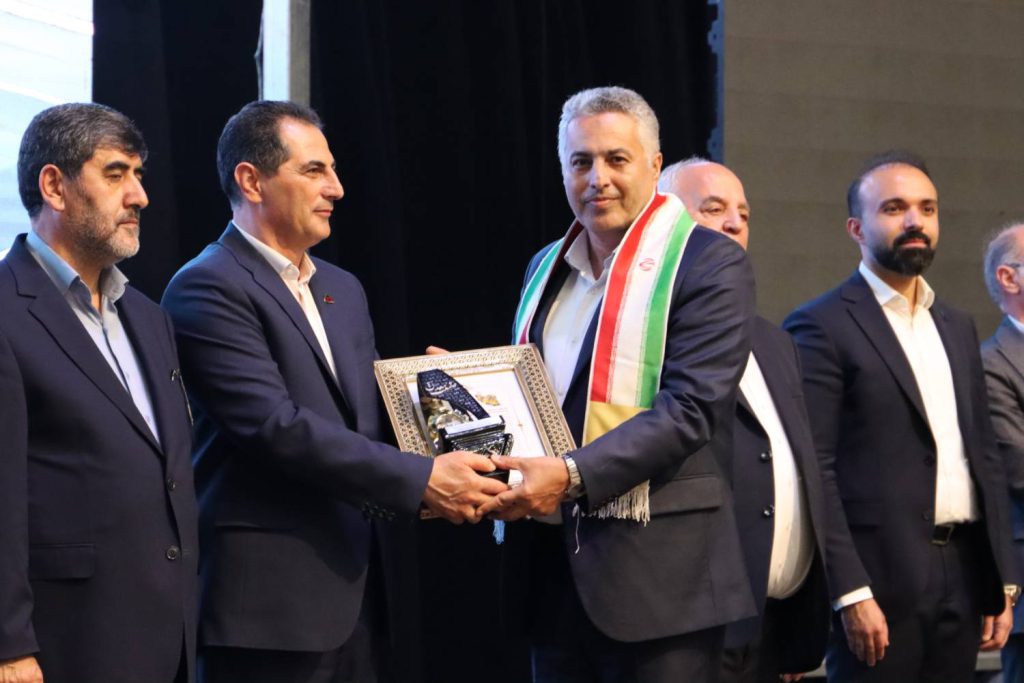کسب لوح و تندیس واحد نمونه لبنی استان توسط شرکت شیر پاستوریزه پگاه آذربایجان شرقی