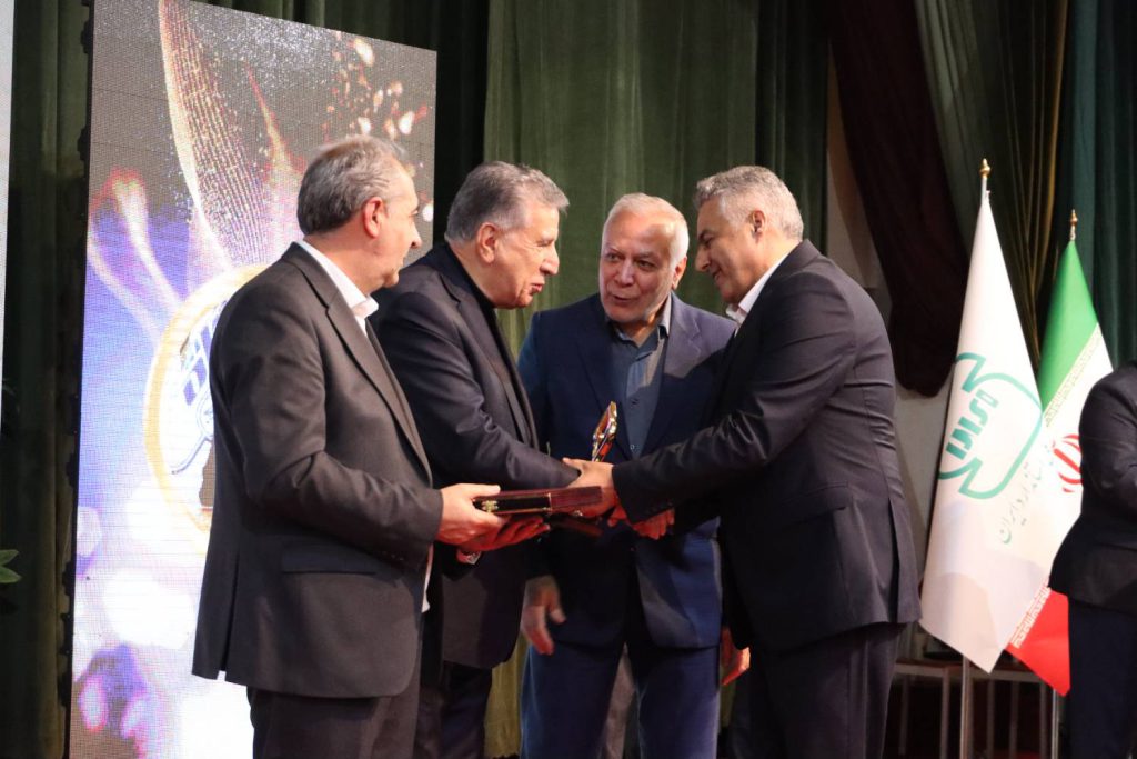 در آستانه هفتادمین سالگرد برند معظم «پگاه» کسب موفقیت اخذ تندیس واحد نمونه استانی استاندارد توسط مجموعه شیر پاستوریزه پگاه آذربایجان شرقی