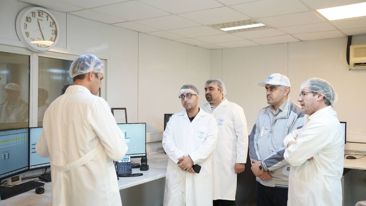 بازدید معاون غذا و دارو دانشگاه علوم پزشکی و خدمات بهداشتی درمانی استان از پگاه آذربایجان غربی