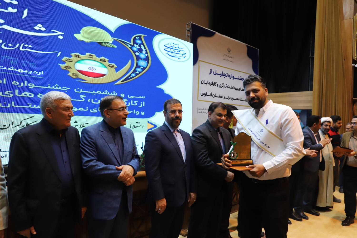 کسب لوح و تندیس گروه کار نمونه استان توسط پگاه فارس در سی و ششمین جشنواره امتنان ازکارگران، گروههای کار و واحدهای نمونه استان فارس