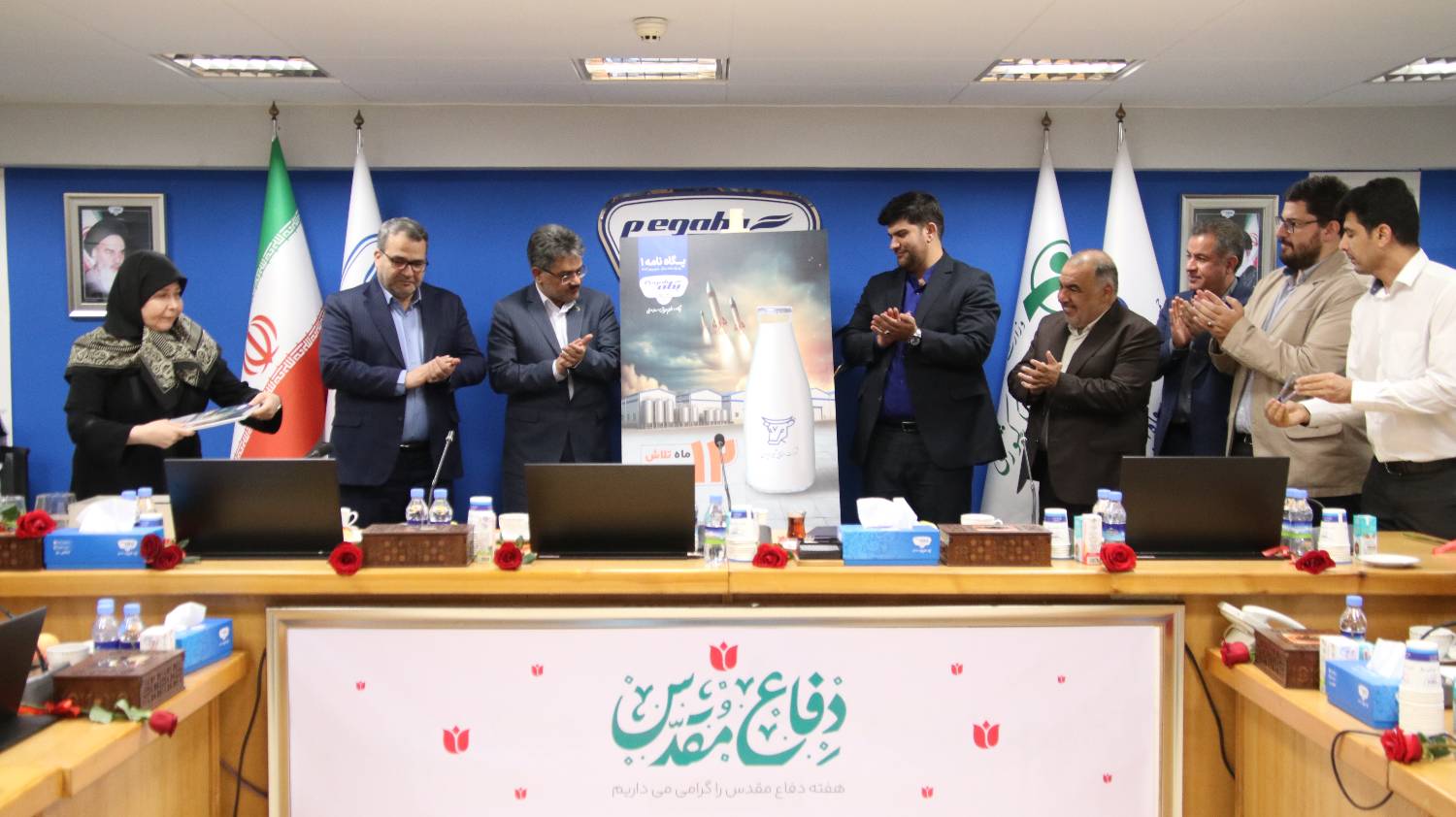 رونمایی از «ویژه نامه عملکرد شرکت صنایع شیر ایران در ۱۲ روزه جنگ» در همایش گرامیداشت دفاع مقدس صنایع شیر ایران