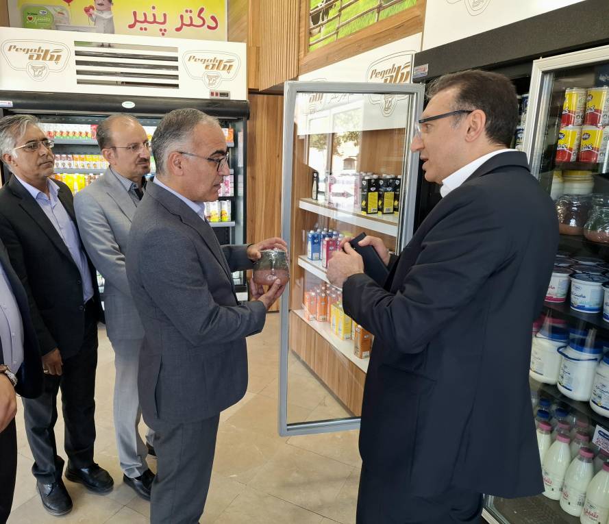 علاءالدین ازوجی سرپرست صندوق بازنشستگی کشوری و فولاد در بازدید از فروشگاههای سلامت پگاه کرمان