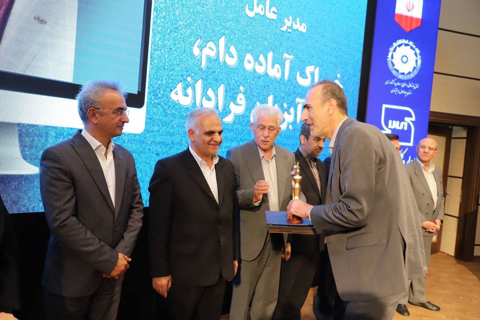 شرکت شیر خشک نوزاد پگاه موفق به کسب عنوان «واحد تولیدی نمونه استاندارد استان چهارمحال و بختیاری» شد
