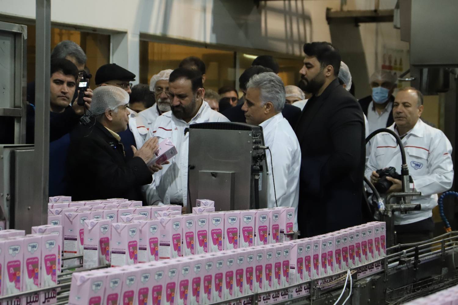 بازدید دادستان تهران از شرکت پگاه تهران با هدف بررسی و رفع موانع تولید
