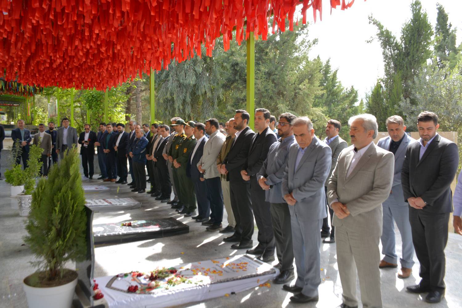#پگاه_از_چهارگوشه_ایران | غبارروبی و گلباران مزار شهدای کارگر با حضور مدیران پگاه لرستان