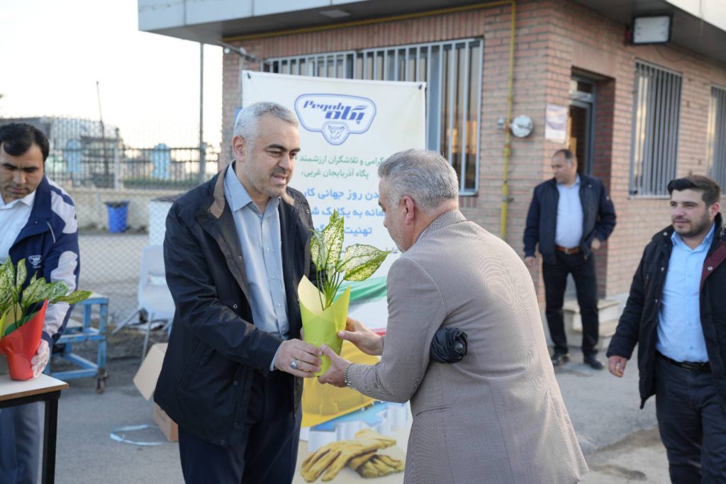 پگاه_از_چهارگوشه_ایران | تکریم حامیان سلامت غذایی؛ تجلیل مدیر عامل پگاه آذربایجان غربی از کارکنان شرکت در روز جهانی کار وکارگر
